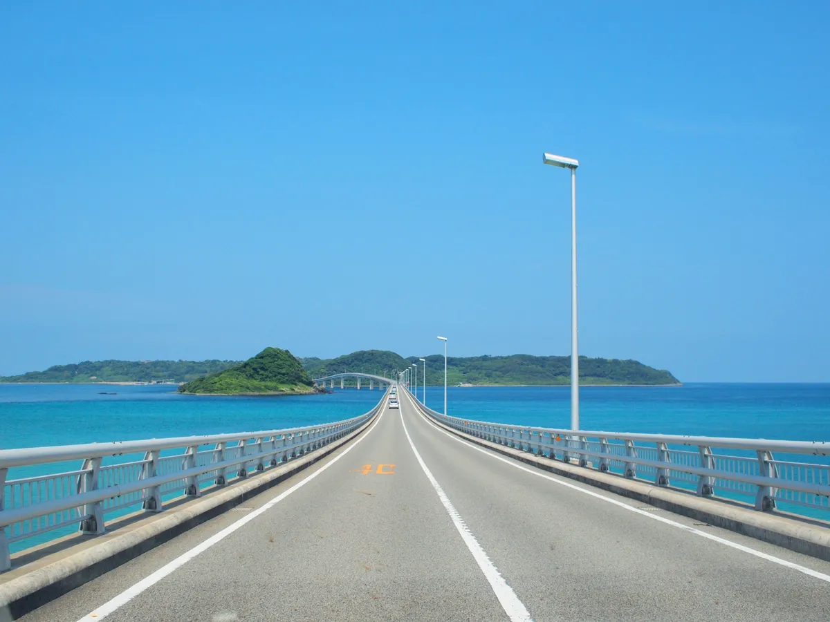 白い中央線と白い車道外側線が引かれた片側一車線の道路